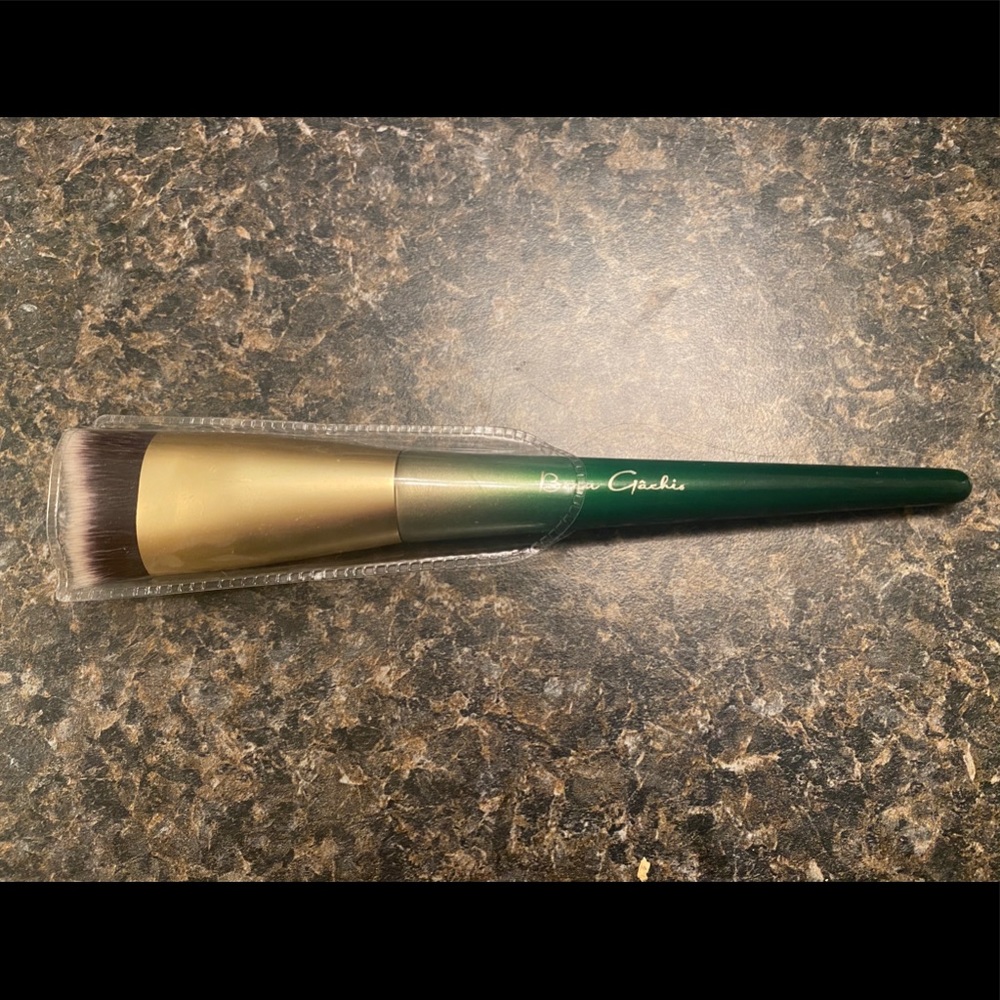 Beau Gachis flat contour makeup brush